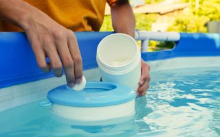 traiter efficacement une piscine pour une eau claire toute l'année