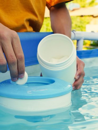 traiter efficacement une piscine pour une eau claire toute l'année