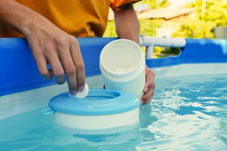 traiter efficacement une piscine pour une eau claire toute l'année