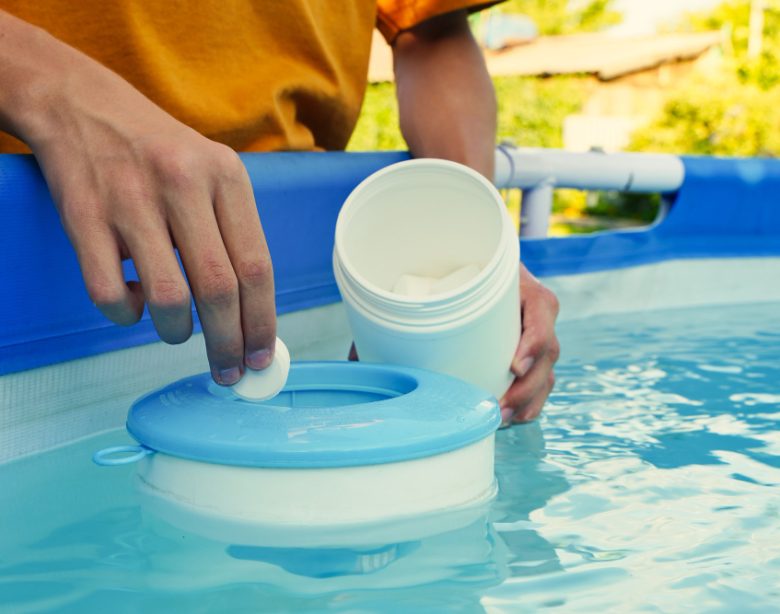 traiter efficacement une piscine pour une eau claire toute l'année
