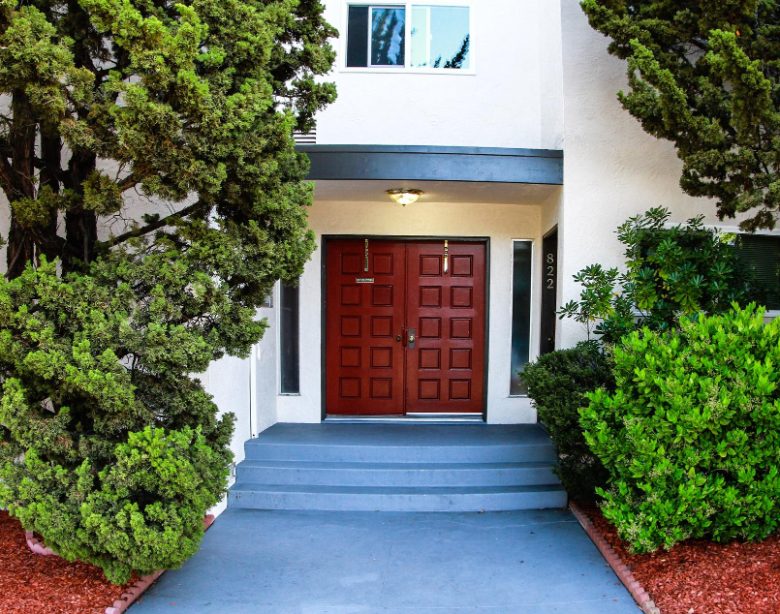 Aménagement extérieur entrée maison pour une première impression réussie