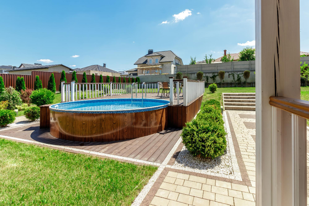 Aménagement piscine hors sol pour votre espace extérieur.jpg