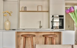 Cuisine taupe et bois c'est marier élégance et chaleur