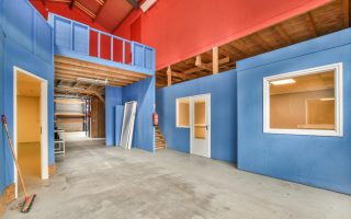 transformer un hangar en maison pour un aménagement efficace