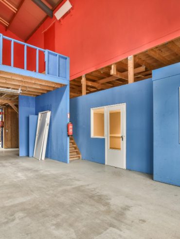transformer un hangar en maison pour un aménagement efficace