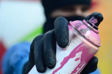 bien choisir et appliquer une Peinture pour métal en bombe