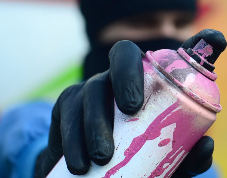 bien choisir et appliquer une Peinture pour métal en bombe