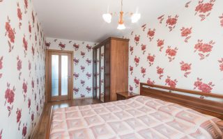 choisir le bon motif et créer une ambiance chaleureuse dans une chambre avec un Papier peint fleuri