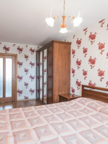 choisir le bon motif et créer une ambiance chaleureuse dans une chambre avec un Papier peint fleuri