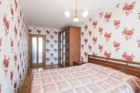 choisir le bon motif et créer une ambiance chaleureuse dans une chambre avec un Papier peint fleuri