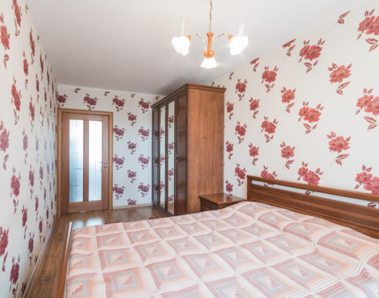 choisir le bon motif et créer une ambiance chaleureuse dans une chambre avec un Papier peint fleuri