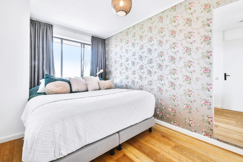 créer une ambiance chaleureuse dans une chambre avec un Papier peint fleuri.jpg