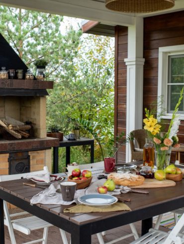 Créer un coin cuisine d'été avec bar pour profiter pleinement des beaux jours