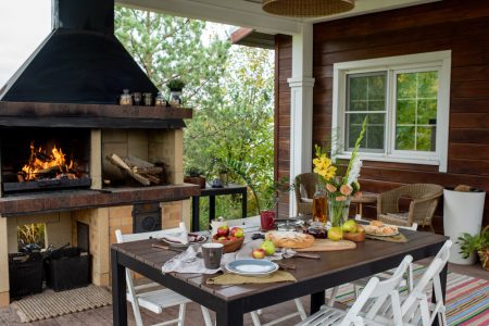 Créer un coin cuisine d'été avec bar pour profiter pleinement des beaux jours