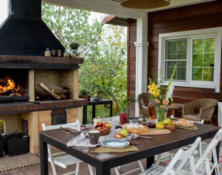 Créer un coin cuisine d'été avec bar pour profiter pleinement des beaux jours