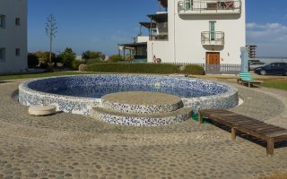 Piscine semi enterrée en béton pour bien démarrer