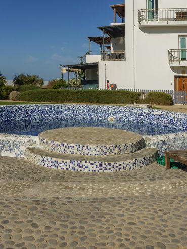 Piscine semi enterrée en béton pour bien démarrer