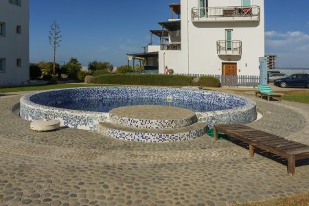 Piscine semi enterrée en béton pour bien démarrer