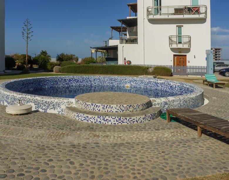 Piscine semi enterrée en béton pour bien démarrer
