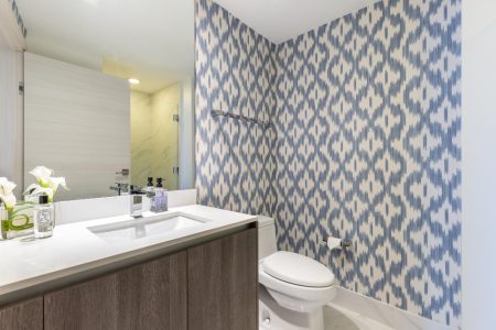 choisir et poser facilement un Papier peint pour toilette