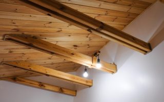 Astuces faciles pour éclaircir vos poutres de plafond sans poncer