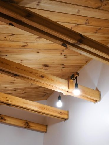 Astuces faciles pour éclaircir vos poutres de plafond sans poncer