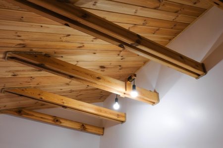 Astuces faciles pour éclaircir vos poutres de plafond sans poncer