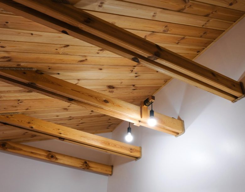 Astuces faciles pour éclaircir vos poutres de plafond sans poncer