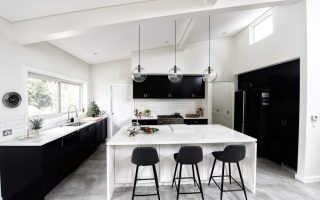 Cuisine blanche et noire pour un style élégant et moderne
