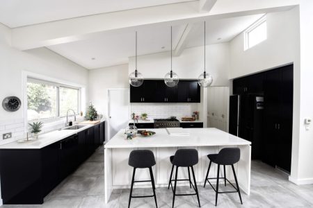 Cuisine blanche et noire pour un style élégant et moderne