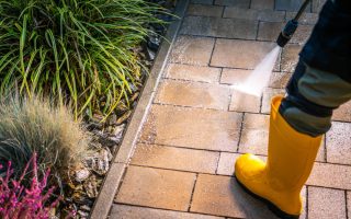 Les secrets pour un démoussage naturel et efficace de votre terrasse en pierre