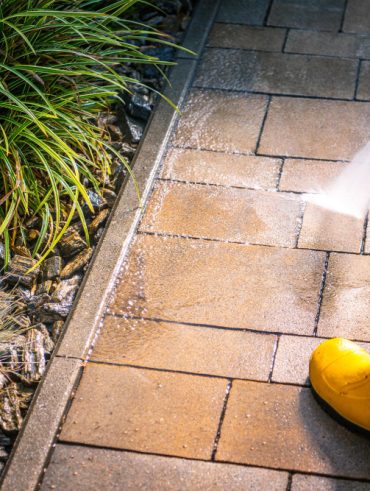 Les secrets pour un démoussage naturel et efficace de votre terrasse en pierre