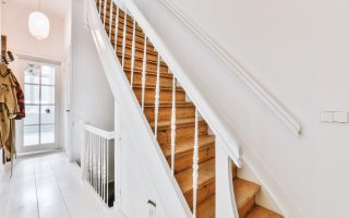 Astuces pour un rangement sous escalier fermé fonctionnel et esthétique