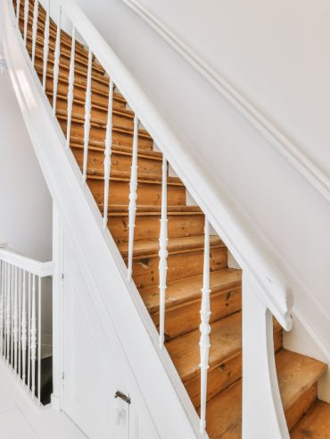 Astuces pour un rangement sous escalier fermé fonctionnel et esthétique