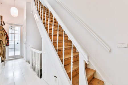 Astuces pour un rangement sous escalier fermé fonctionnel et esthétique