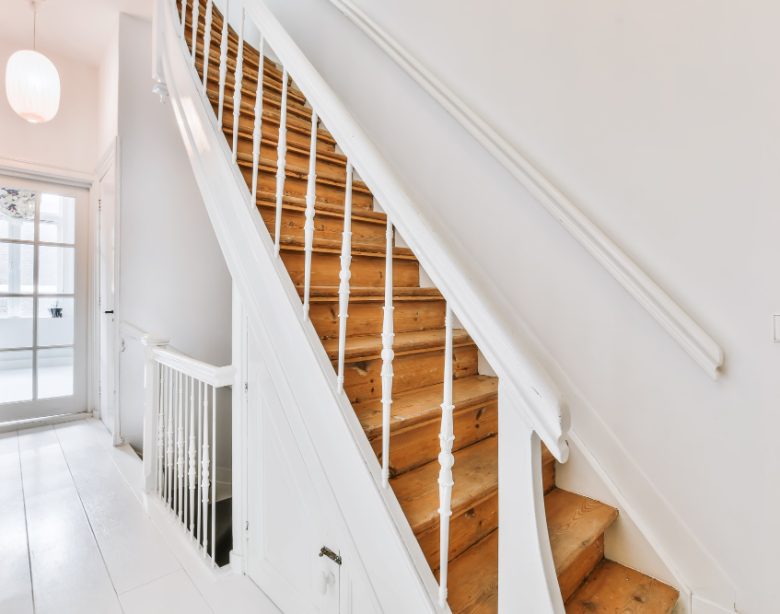 Astuces pour un rangement sous escalier fermé fonctionnel et esthétique