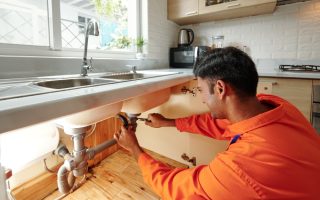 Les méthodes rapides et efficaces pour déboucher un évier sans tracas