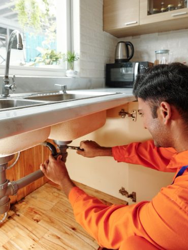 Les méthodes rapides et efficaces pour déboucher un évier sans tracas