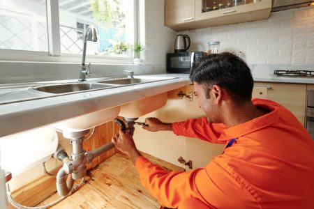 Les méthodes rapides et efficaces pour déboucher un évier sans tracas