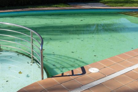 Solutions rapides et efficaces pour transformer une eau de piscine verte en un bassin cristallin