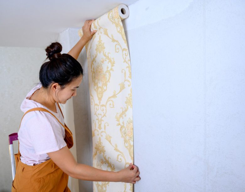 astuces simples et conseils incontournables pour Poser du papier peint sans stress