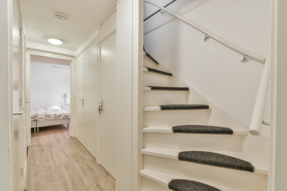  un rangement sous escalier fermé fonctionnel et esthétique