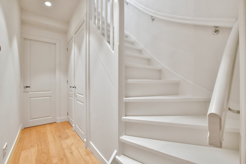  un rangement sous escalier fermé fonctionnel