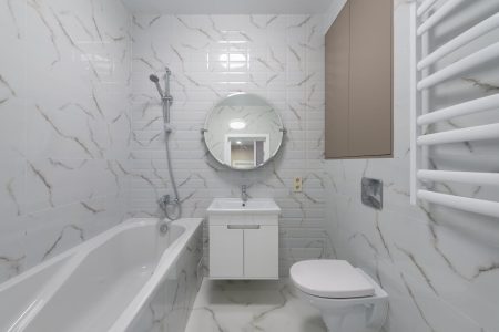 Plan de petite salle de bain avec wc pour optimiser l'espace avec style