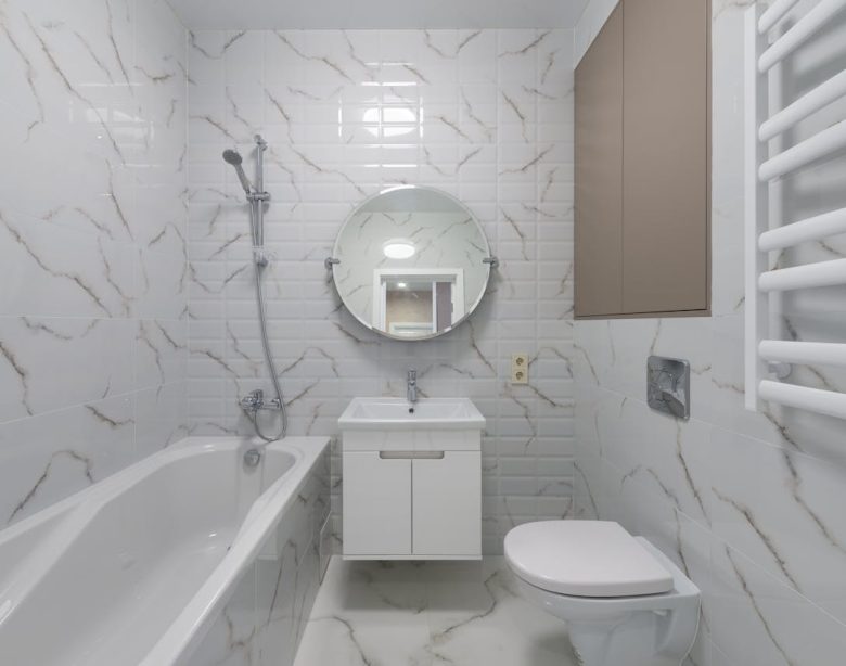 Plan de petite salle de bain avec wc pour optimiser l'espace avec style