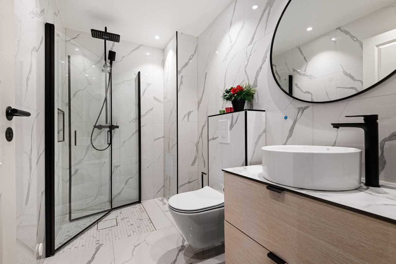Plan de petite salle de bain avec wc