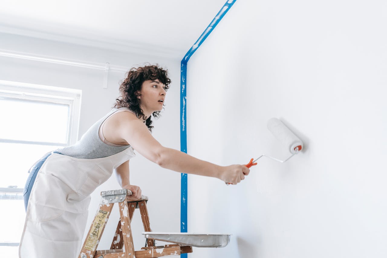 guide pour peindre en couleur le mur dans un salon
