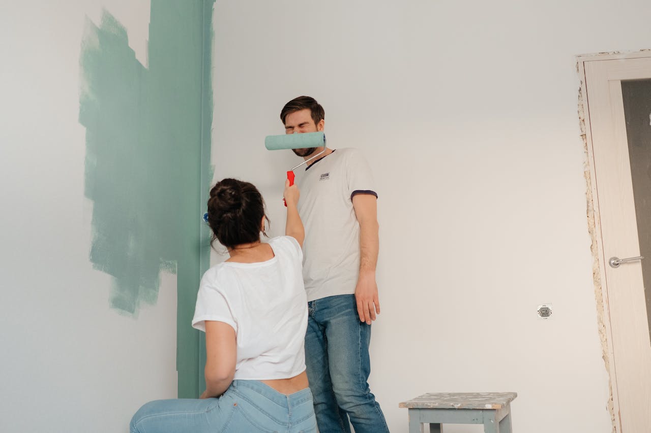 peindre en couleur le mur dans un salon
